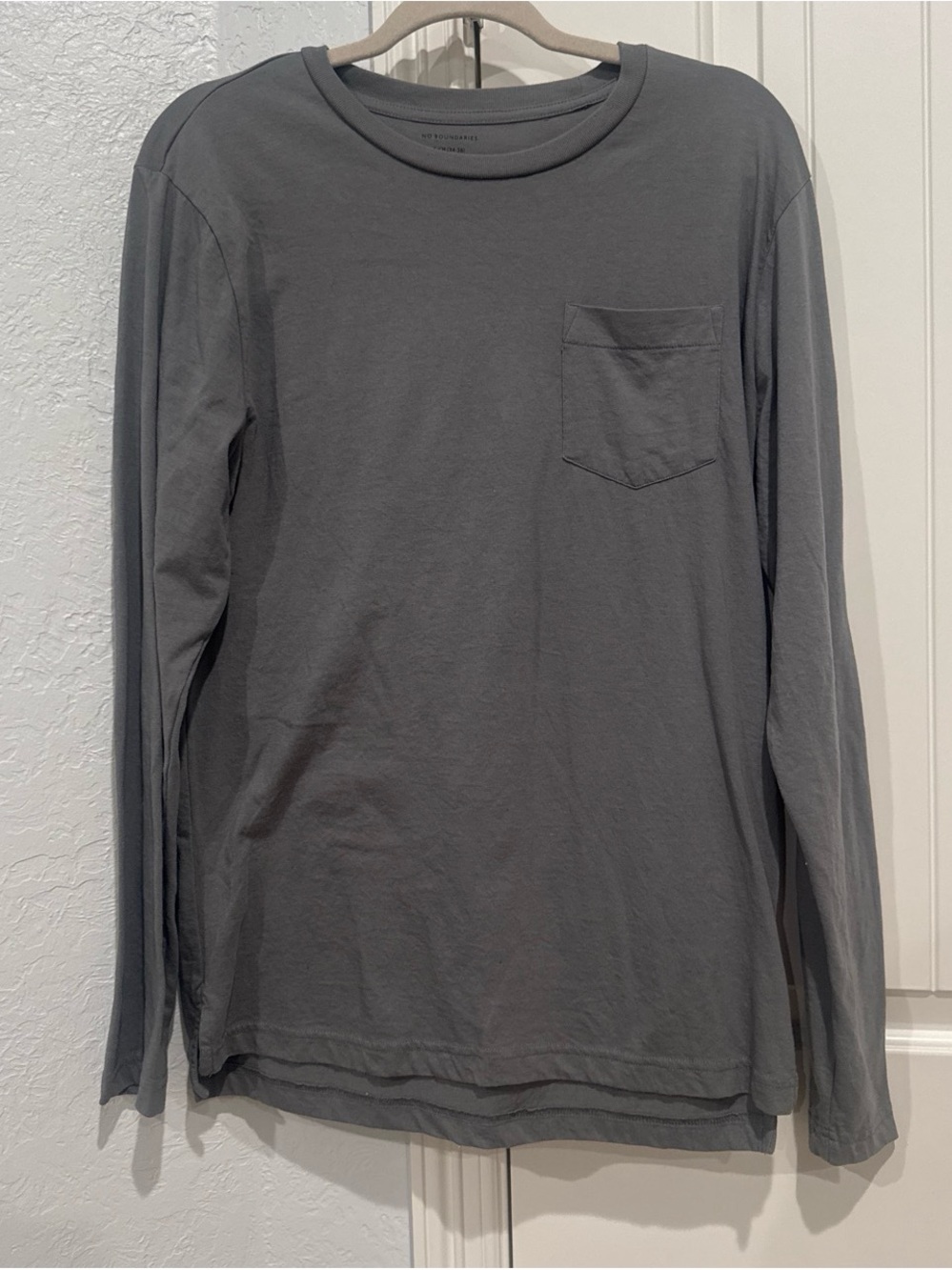 No Boundaries Men's Long Sleeve Pocket Tee - Gray